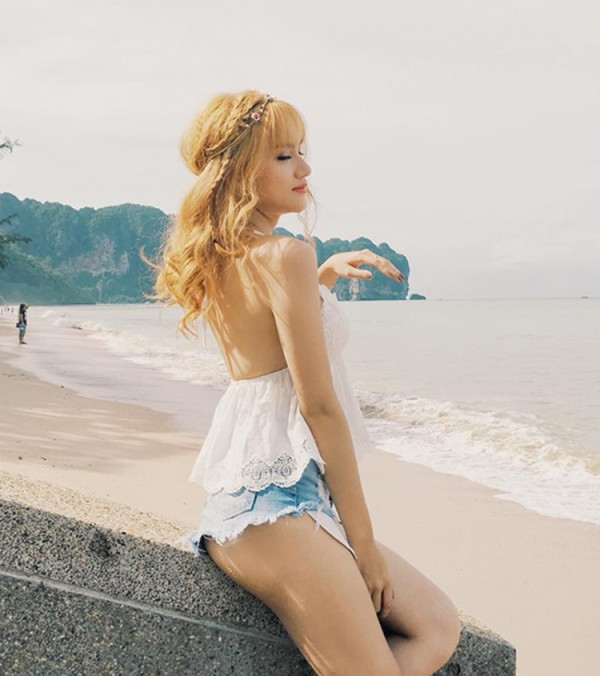 Hoa hậu Hương Giang cũng tự tin khoe vòng 3 trong chiếc quần short jean không thể ngắn hơn. Ảnh: 2sao.