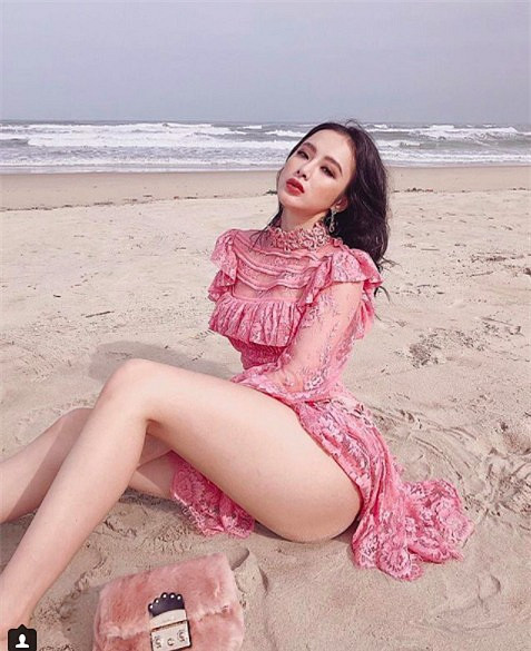 Trang phục đời thường của cô nàng cũng phải khoe triệt để vòng 3 hấp dẫn của mình. Ảnh: a4vn.