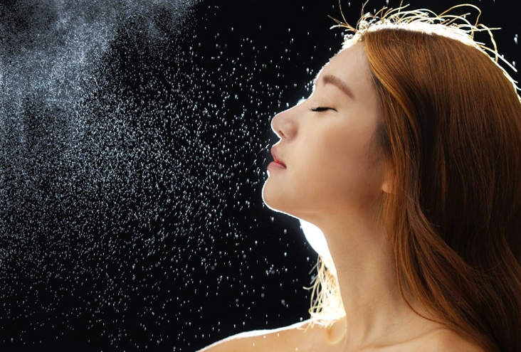 Với loại xịt khoáng này, bạn có thể xịt 2-3 lần lên mặt và để nó ngấm vào da bạn trong vài phút. Ảnh: elle.