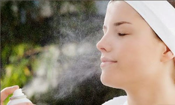 Chính vì vậy, loại xịt khoáng kết hợp giữa trà xanh và vitamin E chắc chắn sẽ mang đến hiệu quả bất ngờ cho làn da dầu của bạn. Ảnh: mmacher