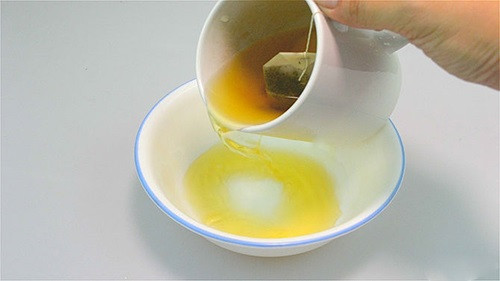 Trước tiên, bạn nhúng 2 túi trà xanh vào nước sôi trong khoảng một giờ. Sau đó, bạn vớt túi trà ra và đổ nước trà vào chai xịt. Ảnh: myphamngoainhap.