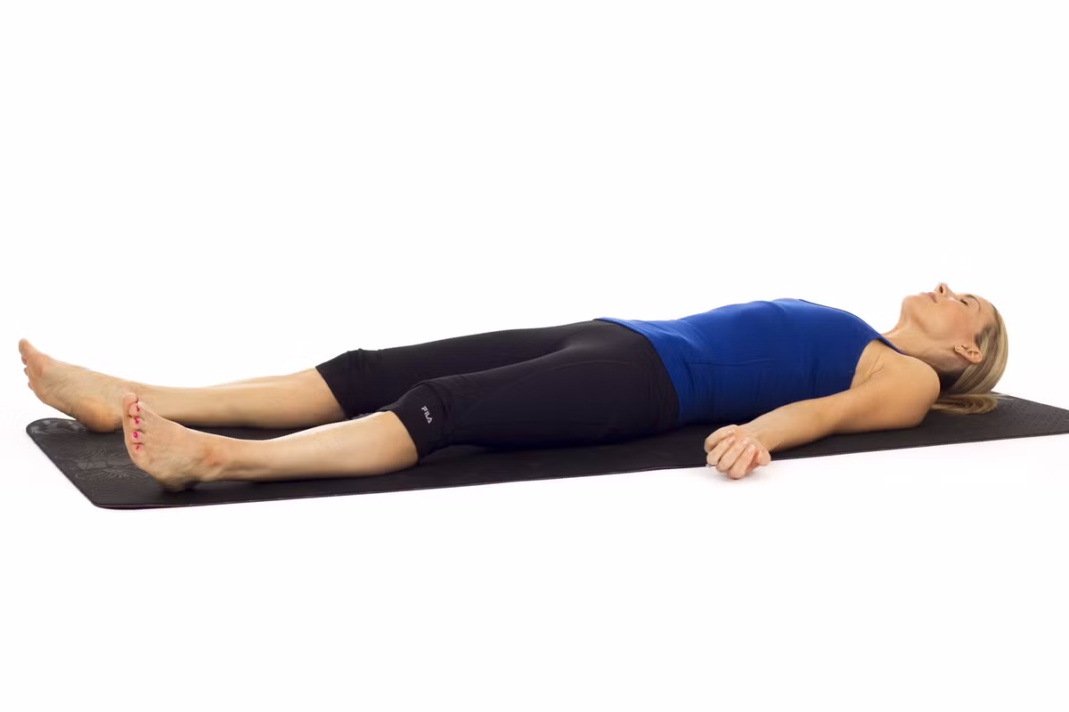 Bài tập 3: Tư thế xác chết. Đây có lẽ là động tác dễ thực hiện nhất, không hề tốn sức mà còn rất hiệu quả trong việc giúp bạn dễ chìm vào giấc ngủ. Ảnh: huonganhyoga.