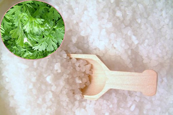 Sau đó, bạn cho hỗn hợp ra một chiếc khăn mỏng và chườm vào chỗ cổ tay bị đâu ngay khi còn nóng. Ảnh: yhoccotruyenvn.