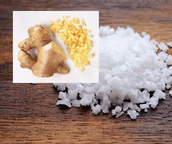 Tương tự như bài thuốc ngải cứu rang muối, bạn chỉ cần rang vài lát gừng chung với muối. Sau khi rang xong cho vào một chiếc khăn mỏng và chườm trực tiếp lên khớp cổ tay. Ảnh: ydvn.