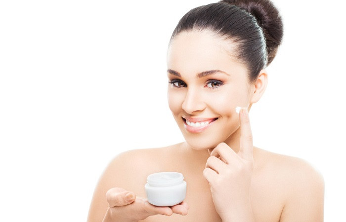 Việc thoa kem chống nắng có thể bắt đầu từ 4 tuần trước đám cưới để đảm bảo làn da của bạn được bảo vệ khỏi những tia UV độc hại và tránh cho da bị rám nắng. Ảnh: benhvienquoctedna.