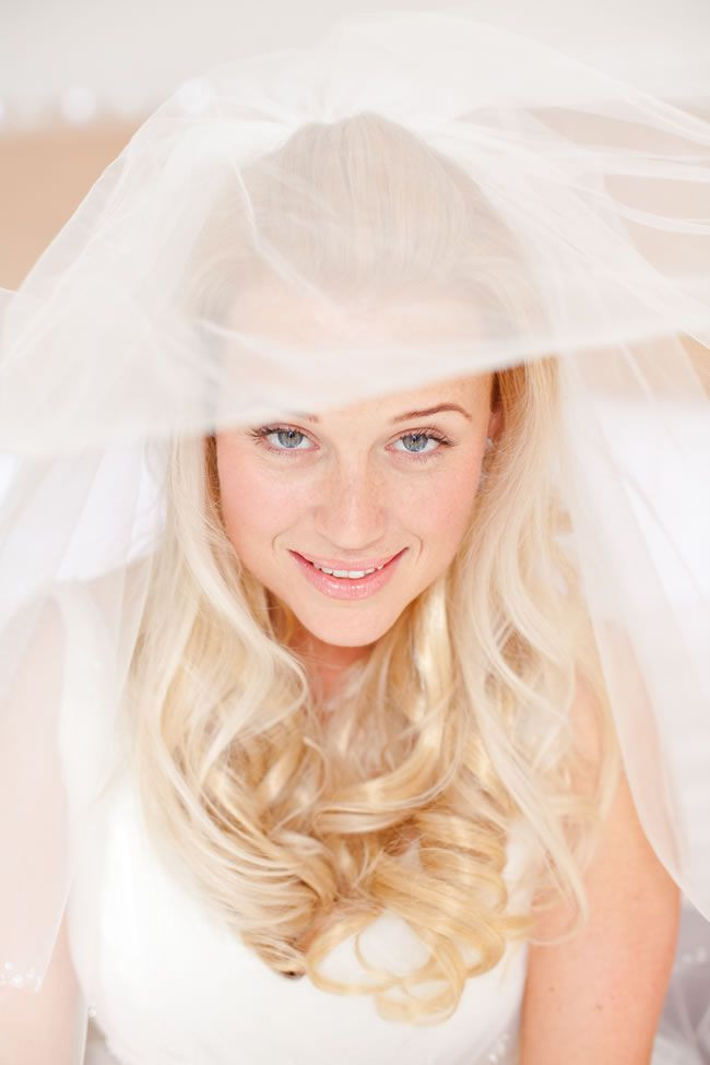 Bên cạnh đó, bạn hãy đảm bảo một chế độ ăn uống đầy đủ dinh dưỡng, bởi nếu cơ thể bạn không được cung cấp đầy đủ dinh dưỡng, nó sẽ biểu hiện qua tóc, da và móng tay của bạn. Ảnh: weddingideasmag.