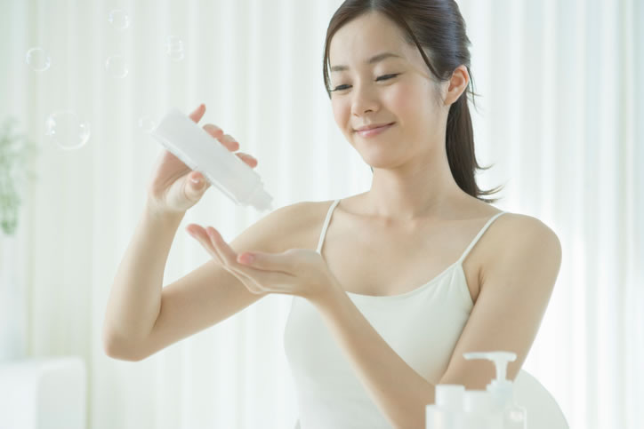 Đặc biệt, nếu bạn dự định tổ chức đám cưới vào mùa hè, hãy chắc chắn rằng bạn thoa kem chống nắng chỉ số SPF50 mỗi ngày. Ảnh: cachlamtrangda.