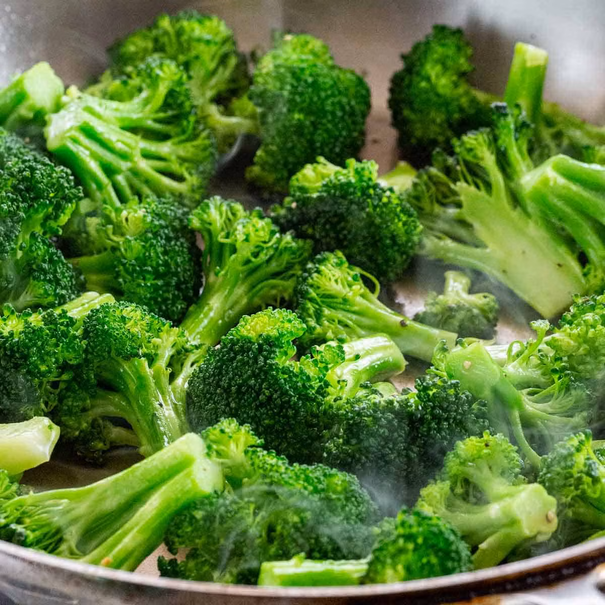 Bông cải xanh chứa sulforaphane, một hợp chất đã được chứng minh là có thể tiêu diệt các khối u và giảm kích thước khối u trong các nghiên cứu trên ống nghiệm và động vật. Ảnh: jessicagavin.