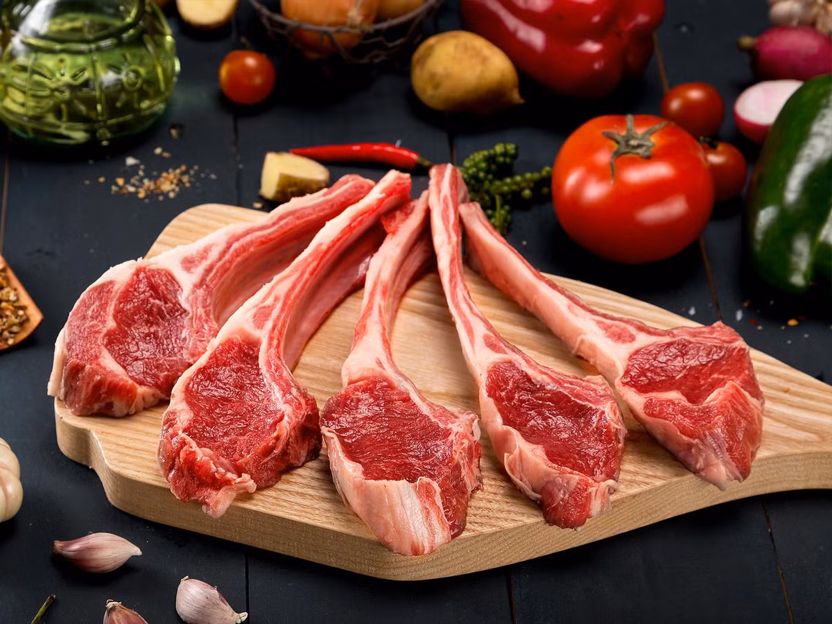 Thịt đỏ là nguồn thực phẩm cung cấp chất sắt tốt nhất của bạn so với thịt trắng hoặc trứng. Trong số các loại thịt đỏ, thịt bò và thịt cừu cung cấp lượng sắt cao hơn cả. Ảnh: smileshop.