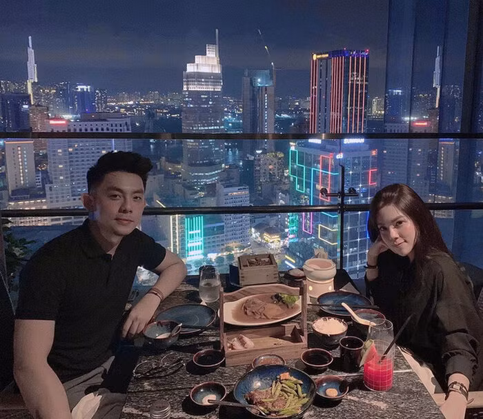 Ban gai CEO Tong Dong Khue len tieng viec duoc tang 