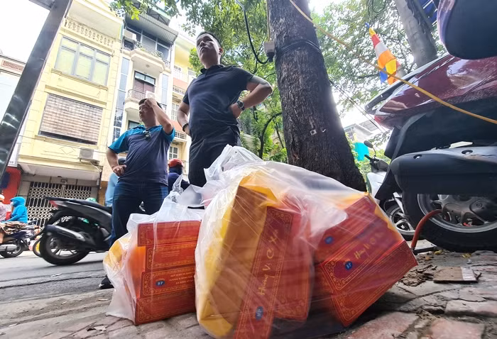 Tại cơ sở bánh B.P có bán một vài loại nhân khác như: Nhân đậu xanh trứng muối, hạt dưa - sen nhuyễn,... để khách hàng lựa chọn. Hầu hết, mỗi người đến đây xếp hàng mua bánh trung thu đều cố gắng mua với số lượng nhiều, không chỉ để gia đình ăn mà còn để tặng, biếu,... dịp Tết Trung thu.