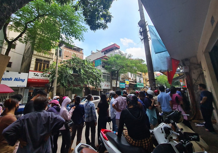 Người dân "rồng rắn" xếp hàng chờ mua bánh trung thu.