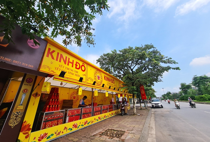 Trái ngược với cảnh tượng người dân dứng xếp hàng dài, chen nhau mua bánh ở cơ sở B.P, thì nhiều quầy bánh trung thu của các "ông lớn" bánh kẹo nằm rải rác khắp vỉa hè Hà Nội lại đìu hiu. (Ảnh chụp trên đường Văn Cao).