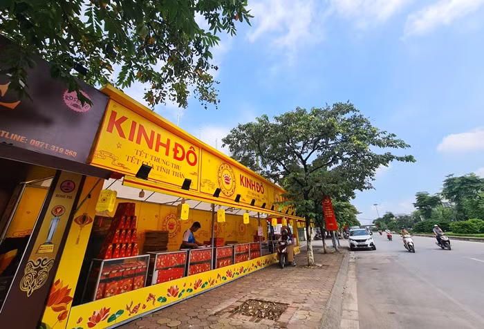 Trái ngược với cảnh tượng người dân dứng xếp hàng dài, chen nhau mua bánh ở cơ sở B.P, thì nhiều quầy bánh trung thu của các "ông lớn" bánh kẹo nằm rải rác khắp vỉa hè Hà Nội lại đìu hiu. (Ảnh chụp trên đường Văn Cao).