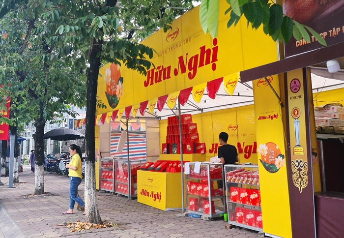 Các quầy bánh trung thu dọc vỉa hè phố Văn Cao vắng bóng khách.