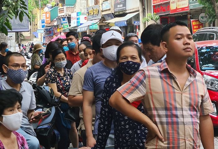 Khách hàng đến đây mua bánh đủ mọi lứa tuổi.