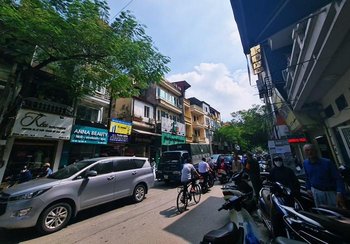 Thậm chí, có những người dân hiếu kỳ di chuyển qua đây, thấy cảnh tượng nhiều người xếp hàng dài chờ mua bánh nên di chuyển chậm cũng khiến đoạn đường Thụy Khuê rơi vào cảnh ùn tắc.