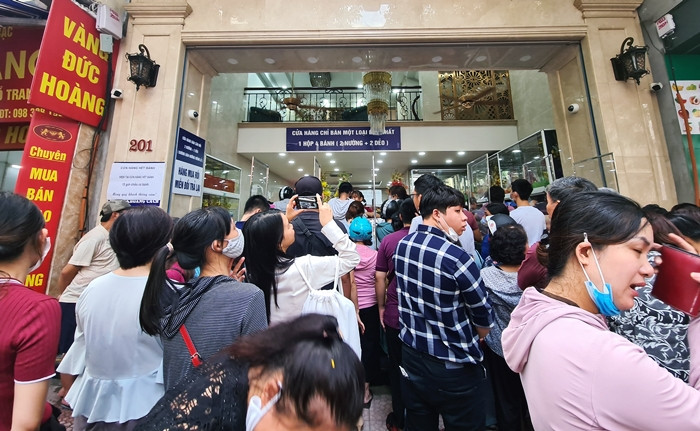 Cảnh tượng người dân chen chúc nhau mua bánh sát ngày tết Trung thu ở cở sở thứ hai B.P.