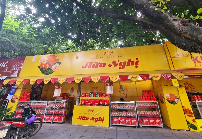 Một số quầy bánh trung thu khác nằm trên vỉa hè phố Giảng Võ cũng "ế ẩm".