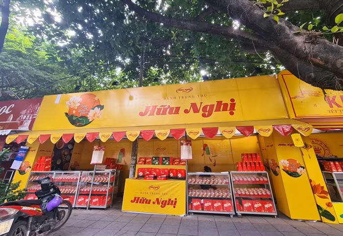 Một số quầy bánh trung thu khác nằm trên vỉa hè phố Giảng Võ cũng "ế ẩm".