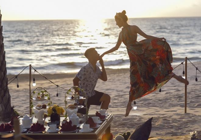 Khánh Thi cũng thổ lộ thêm: “Cuộc sống của chúng tôi đôi khi như một cỗ máy bị lặp lại hàng ngày vì mải mê công việc, ít dành thời gian để gần gũi, chăm sóc các con. Vì thế những khoảnh khắc bình yên, ấm áp như vậy là điều cần thiết để tạo sự gắn kết giữa cách thành viên. Nhờ vậy, tôi và Hiển nhận thức rõ hơn bổn phận của bậc cha mẹ trong việc nuôi dạy các con. Chúng tôi cũng hiểu thêm về nhau, có thời gian sống chậm để nhìn lại hành trình tình yêu đã đi qua”.