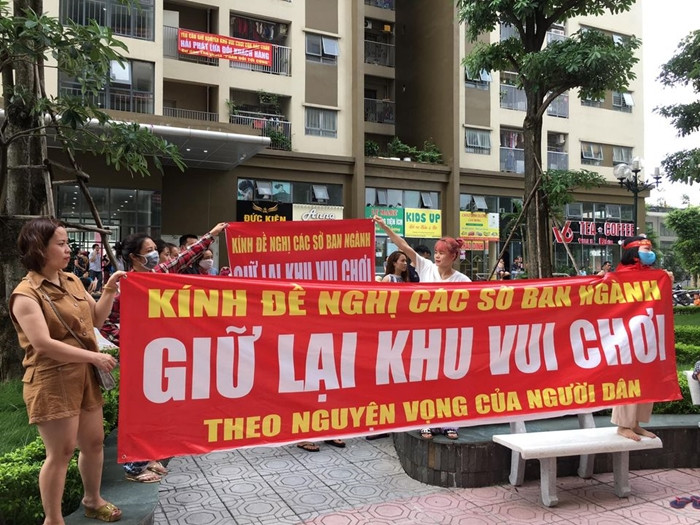 Nhiều người dân cho rằng, chủ đầu tư Hải Phát đang “lừa dối khách hàng”. Nếu sân chơi trẻ em bị phá dỡ thì cả dự án không còn khu vui chơi sinh hoạt cộng đồng dành cho trẻ em nữa.