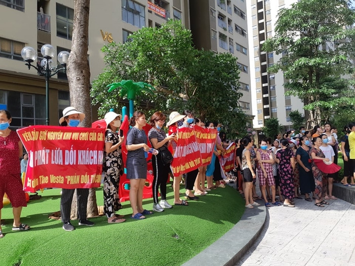 Phía Ban quản trị chung cư The Vesta trước đó cũng đã có kiến nghị tới Sở Xây dựng Hà Nội, UBND quận Hà Đông và UBND phường Phú Lãm xem xét tạm dừng thi công bãi đỗ xe và nghiên cứu phương án cho phép cư dân được giữ lại khu vui chơi trẻ em như hiện tại.