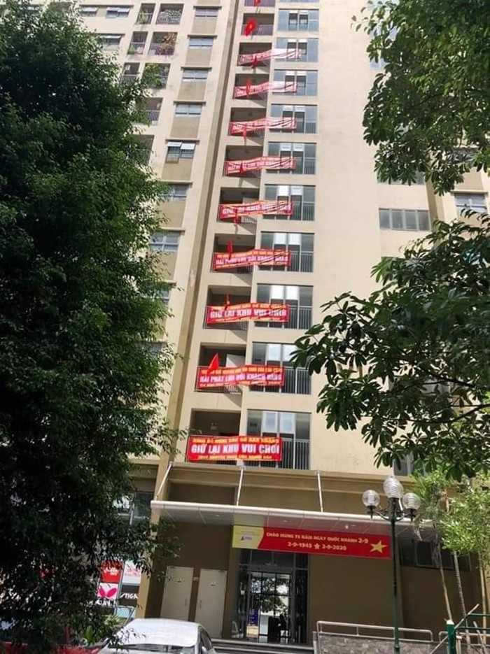 Tuy nhiên, đến thời điểm này cư dân vẫn chưa nhận được câu trả lời thỏa đáng từ phía chủ đầu tư nên những tấm băng rôn phản đối vẫn còn được treo đỏ rực khắp chung cư The Vesta.