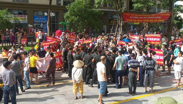 Người dân tập trung ngăn cản không cho chủ đầu tư thực hiện công việc phá dỡ khu vui chơi này.