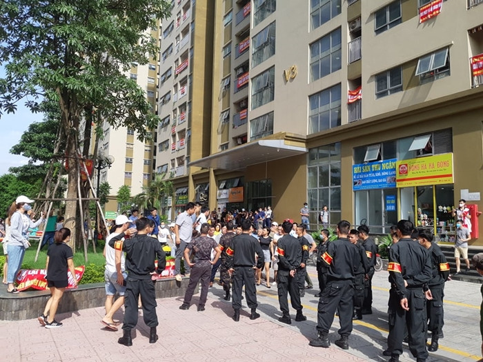 Đội an ninh được phía chủ đầu tư đưa đến khu vực cư dân tập trung phản đối việc phá dỡ viên cây xanh và khu vui chơi để làm bãi đỗ xe.
