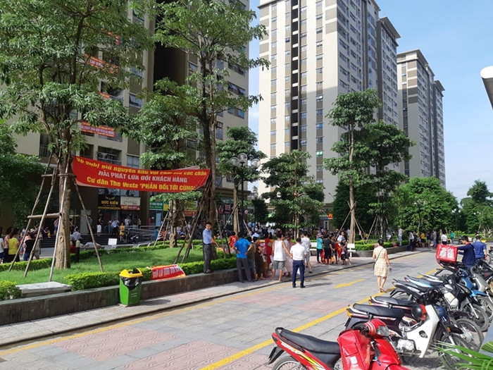 Ban quản trị chung cư The Vesta cho biết, dự án The Vesta gồm 8 tòa cao tầng (V1-V8), mật độ dân cư đông đúc, trong khi chỉ có 2 khu vui chơi nhỏ dành cho trẻ em. Hai khu vui chơi này được chủ đầu tư xây dựng bằng việc cắt một phần diện tích đất tại hai ô đất ký hiệu P-01 và P-02 theo quy hoạch xây dựng được phê duyệt là bãi đỗ xe. Tuy nhiên, không hiểu vì sao từ khi xây dựng dự án chủ đầu tư lại không làm?