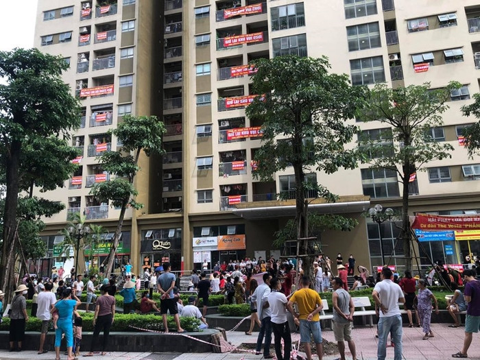 Cả người lớn, trẻ nhỏ đều tập trung kín quanh khu vực sân chung của The Vesta dù thời tiết nắng nóng, oi bức.