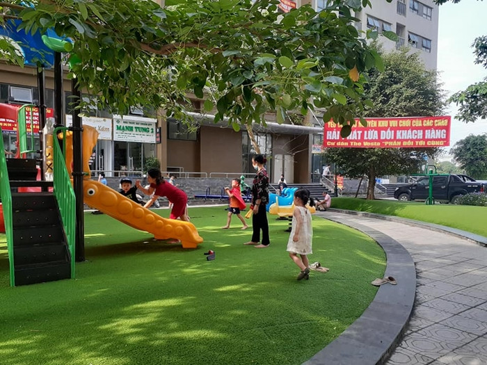 Trao đổi với PV, bà Đỗ Thị Tâm (cư dân) bức xúc nói: “Nếu Hải Phát đưa bản đồ ngay từ đầu mà chỗ này (tức khuôn viên cây xanh và khu vui chơi cho trẻ em nằm giữa tòa V3 và V6 -PV) có bãi giữ xe thì tôi đã không mua nhà của Hải Phát. Một tòa nhà có 18 tầng, mỗi tầng có 16 căn hộ gia đình, hầu hết mỗi gia đình đều có trẻ em. Như vậy, mỗi tòa có bao nhiêu trẻ em, còn chưa kể người lớn tuổi mà bây giờ phá khu cây xanh đi, trẻ em sẽ chơi ở đâu?”.