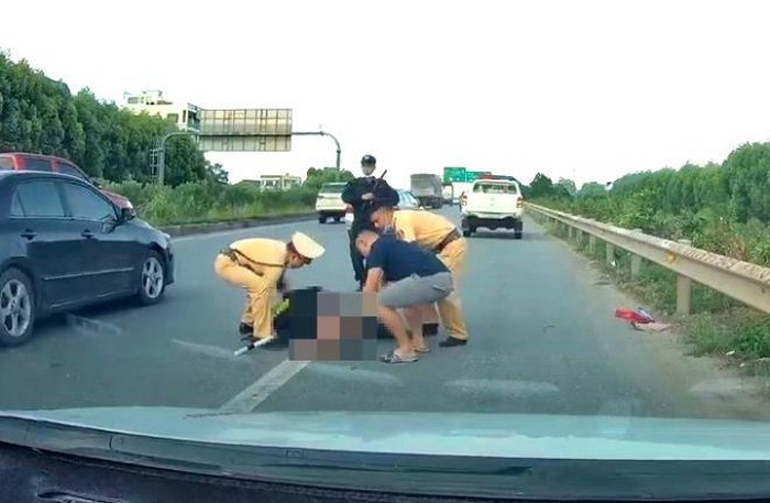 Chong doi CSGT ngay cang manh dong: Bo Cong an tang tham quyen de su dung vu khi