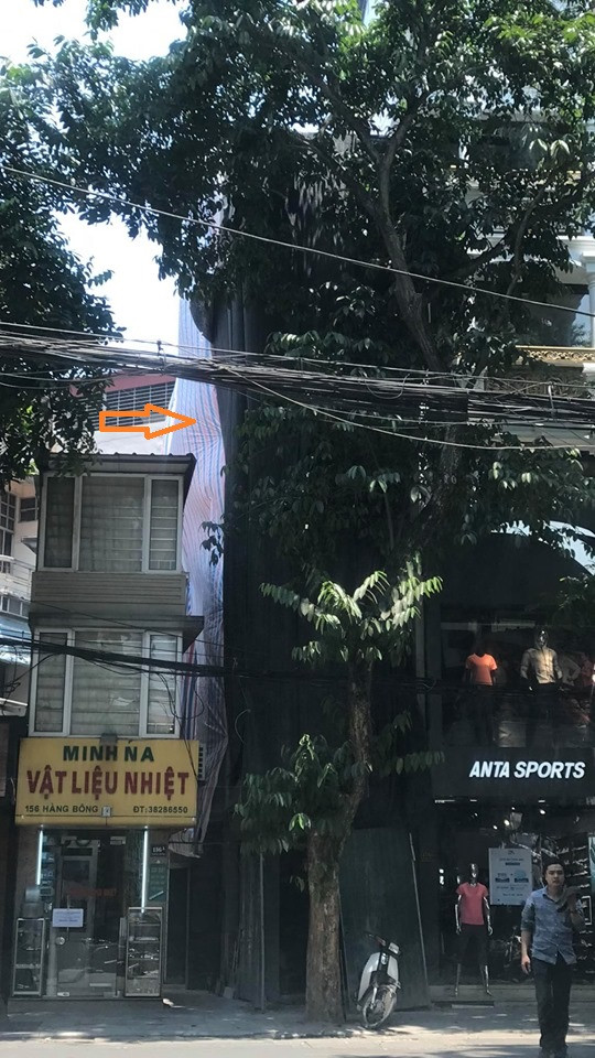 Công trình 154B Hàng Bông (phường Hàng Bông) được thi công lớp ngoài 4 tầng, lớp trong 5 tầng và nhanh chóng hoàn thiện. (Ảnh: Trang Lê).