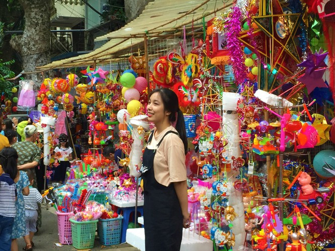 Nhieu chu quan tren pho Hang Ma bi xu ly vi treo bien thu tien chup anh-Hinh-8