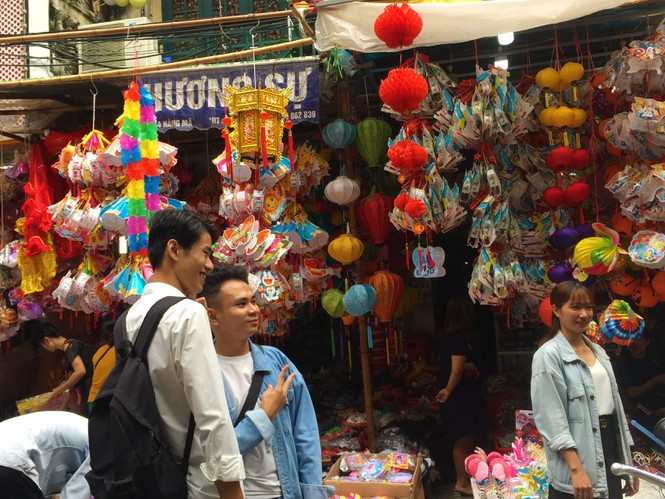 Nhieu chu quan tren pho Hang Ma bi xu ly vi treo bien thu tien chup anh-Hinh-10