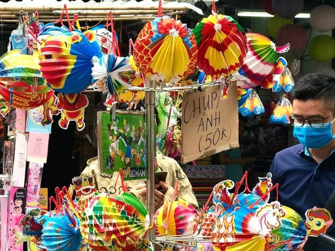 Nhieu chu quan tren pho Hang Ma bi xu ly vi treo bien thu tien chup anh-Hinh-3