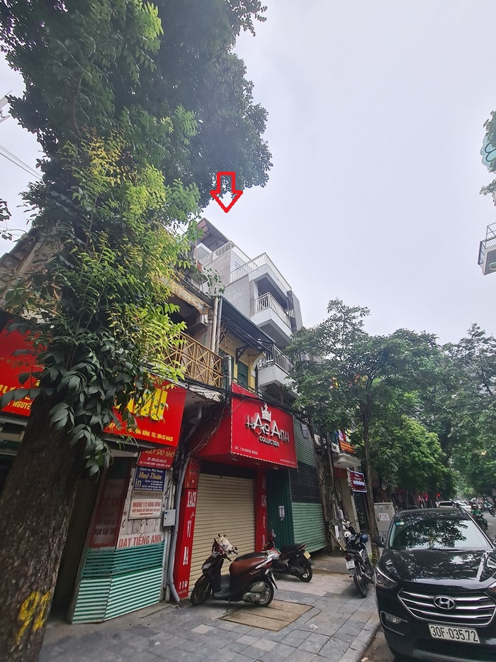 Công trình sửa chữa số 108 Hàng Bông (phường Hàng Bông), nằm cách UBND phường vài chục mét nhưng vẫn ngang nhiên vi phạm trật tự xây dựng lên tận 5 tầng, có mái tôn che.