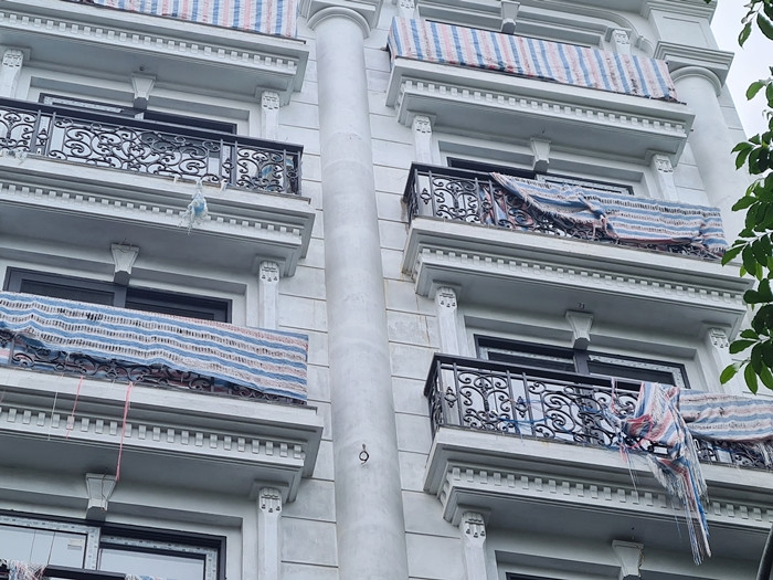 Các phần thô, cửa kính, ban công của công trình dường như đã hoàn thiện.