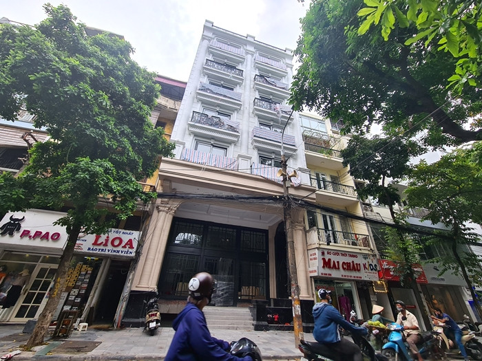 Công trình số 151 - 153 Hàng Bông (phường Hàng Bông) với chiều cao 6 tầng, có tum, mật độ 100%. Đáng chú ý, là công trình vi phạm TTXD, “phá vỡ” quy hoạch này cũng chỉ nằm cách trụ sở UBND phường Hàng Bông một đoạn.