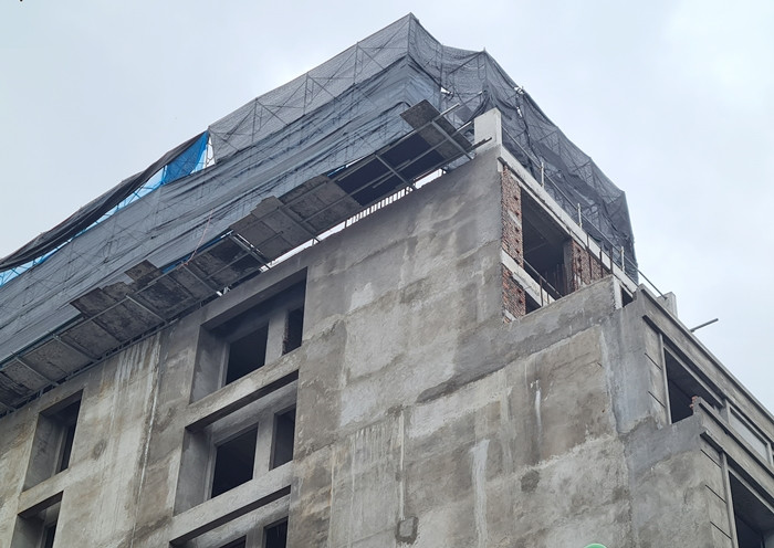 Theo quan sát của PV, hiện công trình số 41 - 43 Hàng Bông đang gấp rút hoàn thiện nốt các hạng mục.