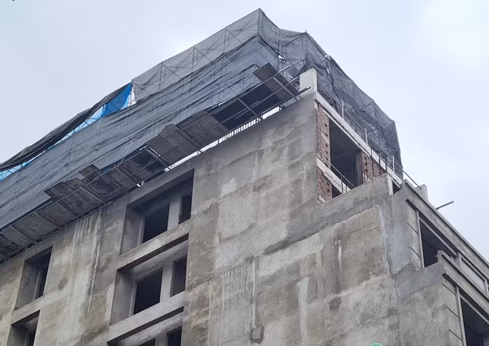 Theo quan sát của PV, hiện công trình số 41 - 43 Hàng Bông đang gấp rút hoàn thiện nốt các hạng mục.