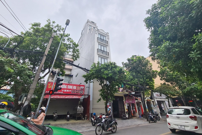 Tiếp đó là công trình xây dựng số 71 Hàng Bông (phường Hàng Bông) “phá vỡ” quy hoạch phố cổ khi “vươn cao” 7 tầng.