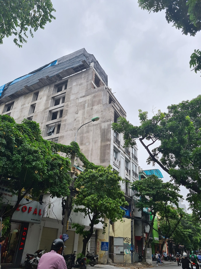 Hình ảnh ghi nhận là công trình số 41- 43 phố Hàng Bông (phường Hàng Gai, quận Hoàn Kiếm) đã xây dựng xong phần thô với chiều cao lên đến 8 tầng, 1 tum, mật độ xây dựng gần 100%.