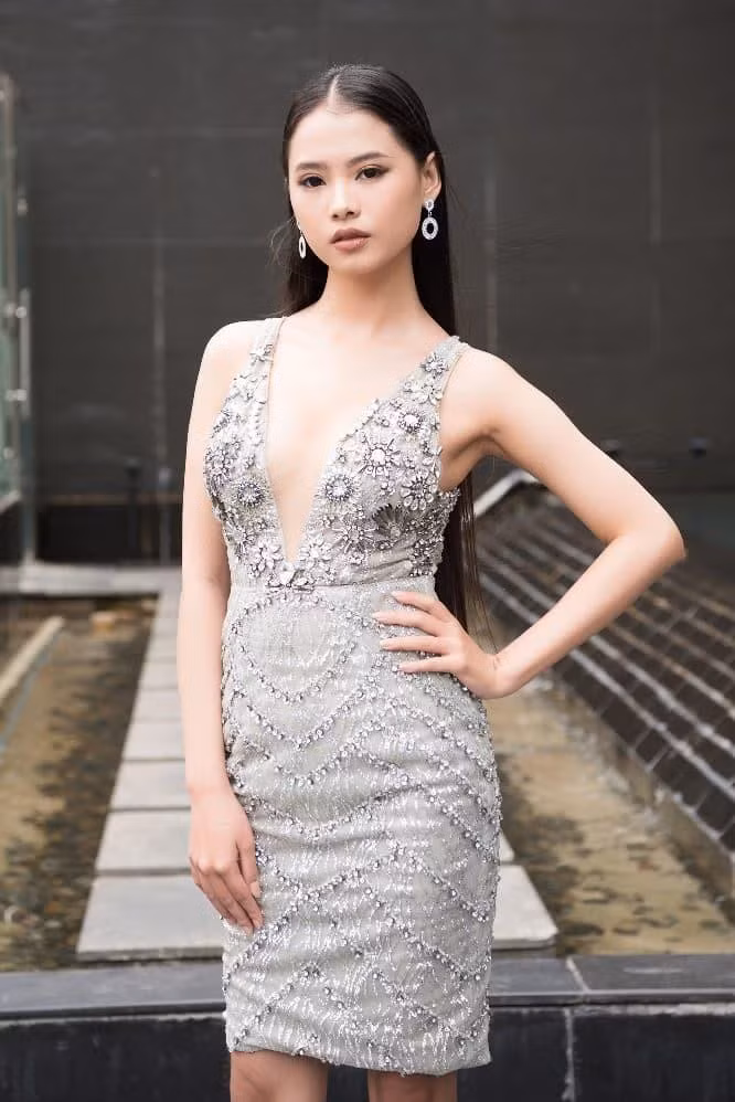 Thí sinh từng tham gia Miss World Vietnam 2019 Nguyễn Thùy Dương cũng để lại nhiều tiếc nuối khi trượt khỏi top bán kết. Người đẹp có mài tóc dài gần 1m, từng gây ấn tượng cho khán giả từ khi mới xuất hiện trong dàn thí sinh.