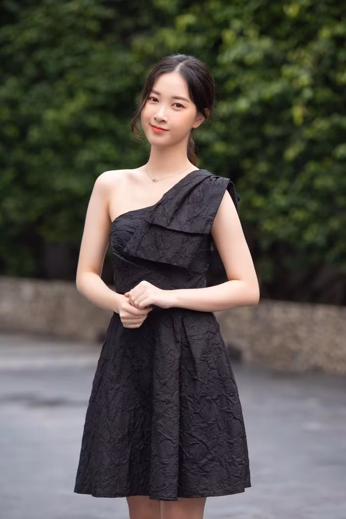 Top 10 Đồ Rê Mí 2009 - Lê Thị Hạnh Dung khoe nhan sắc tươi tắn tại vòng Sơ khảo cuộc thi. Người đẹp sinh năm 2000 hiện đang là sinh viên năm 2 ĐH Kinh tế Đà Nẵng, đây cũng là lần đầu tiên Hạnh Dung tham gia một cuộc thi sắc đẹp cấp quốc gia.