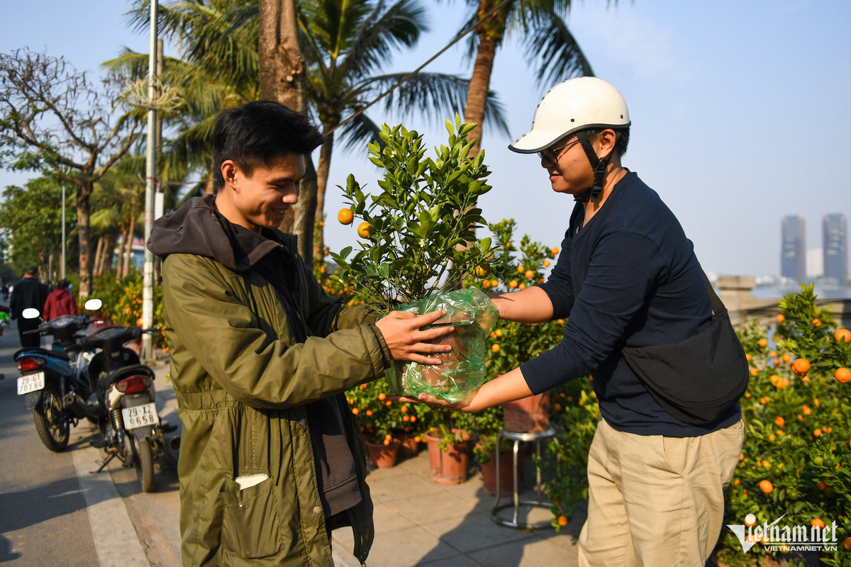 Nhiều khách đi xe máy ghé xem, ngó nghiêng rồi không trả giá mà lặng lẽ rời đi.