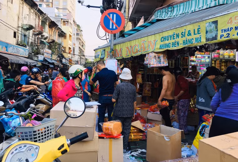 Nguoi dan Sai Gon do xo di sam do cung tien ong Cong ong Tao-Hinh-2