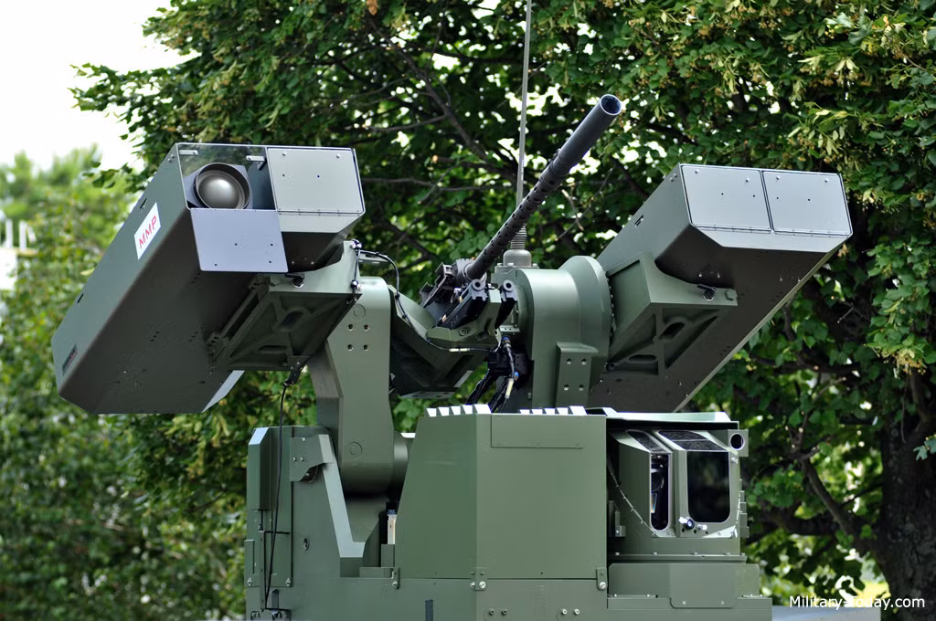 MMP là đại diện cho một sự đầu tư lâu dài trong công nghệ chống tăng. Kể từ khi các lực lượng vũ trang Pháp vẫn triển khai tên lửa chống tăng thế hệ 2 như HOT và MILAN cùng với một số lượng nhỏ tên lửa chống tăng Javelin, MMP sẽ thay thế tất cả các hệ thống này từ năm 2020. Nó có thể trang bị trên các trạm vũ khí từ xa trên xe chiến đấu bộ binh Sherpa với các bệ phóng song song kết hợp với một khẩu súng máy Browning M2.